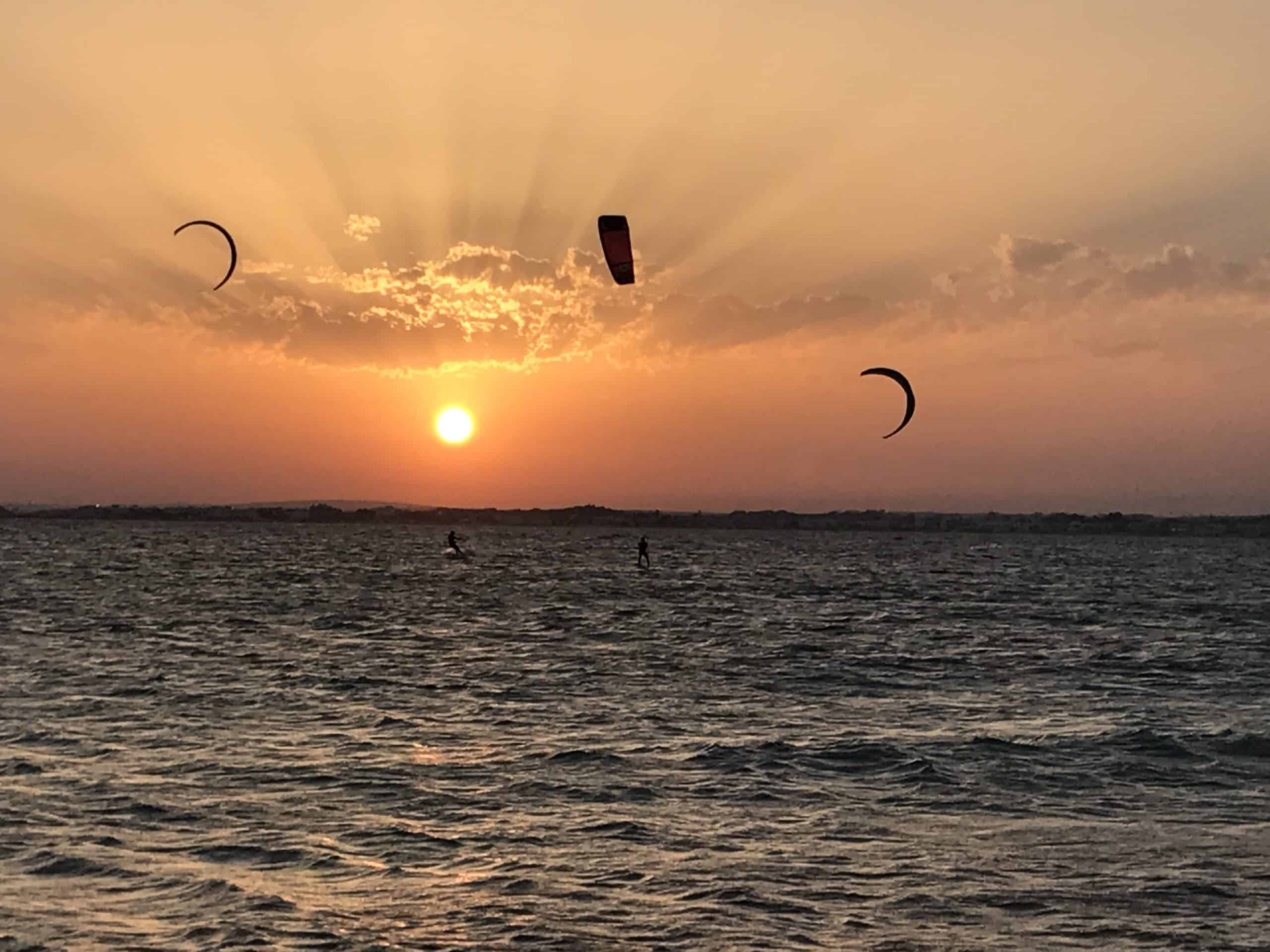 kitesurf al tramonto